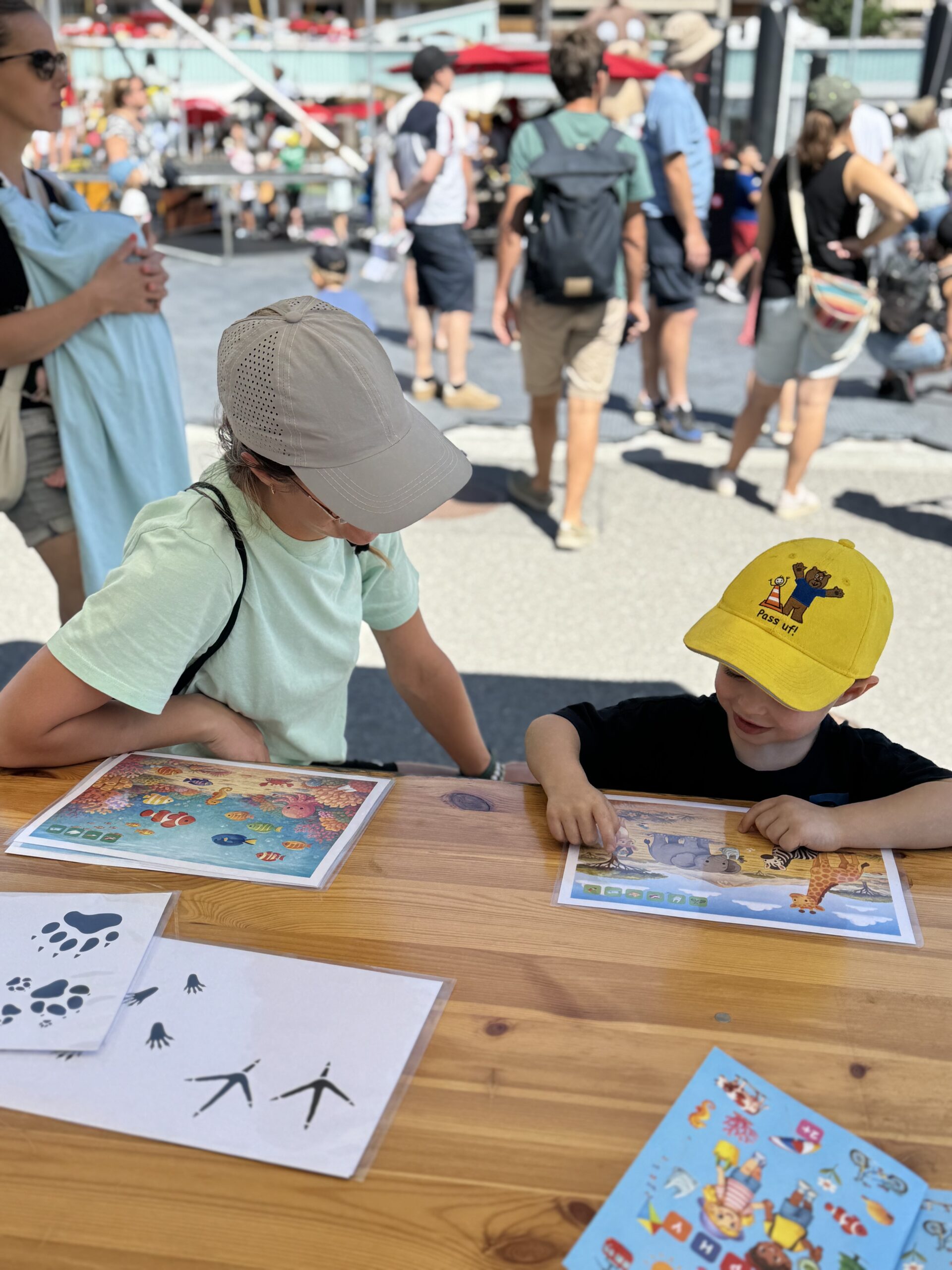 We create our games Création de jeux sur mesure We develop our personalised game Nous créons votre jeu personnalisé